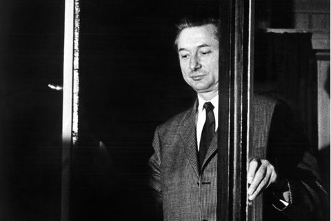 Theo Albrecht im Dezember 1971 am Fenster seiner Villa