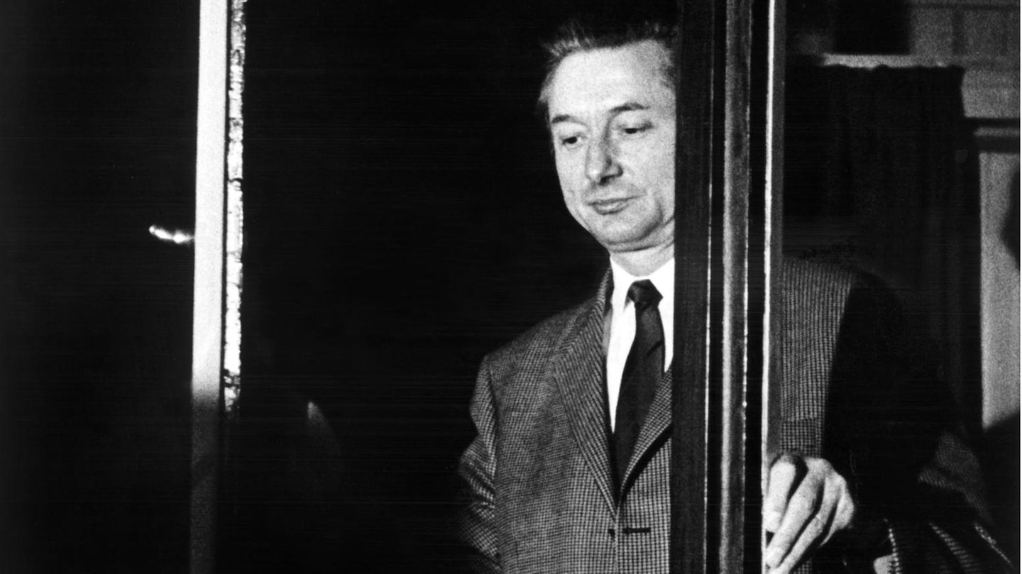 Theo Albrecht im Dezember 1971 am Fenster seiner Villa