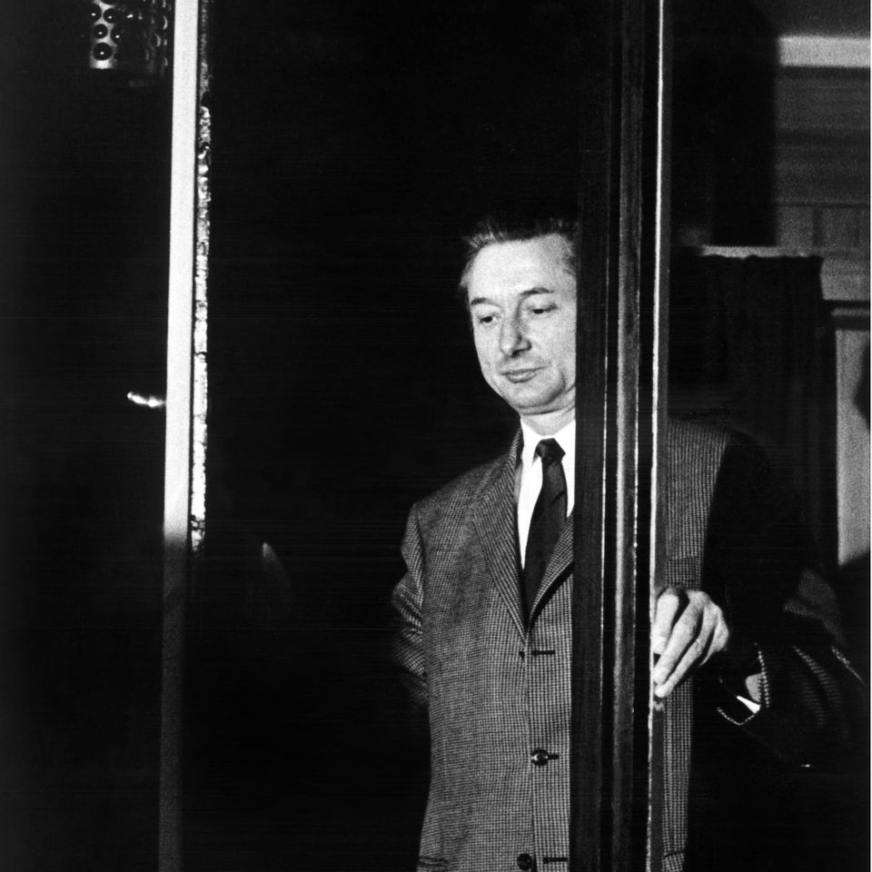Theo Albrecht im Dezember 1971 am Fenster seiner Villa