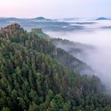 Nebel hängt am Morgen über der Böhmischen Schweiz