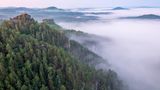 Nebel hängt am Morgen über der Böhmischen Schweiz