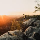 Mann an einem Felsen im Nationalpark Böhmische Schweiz