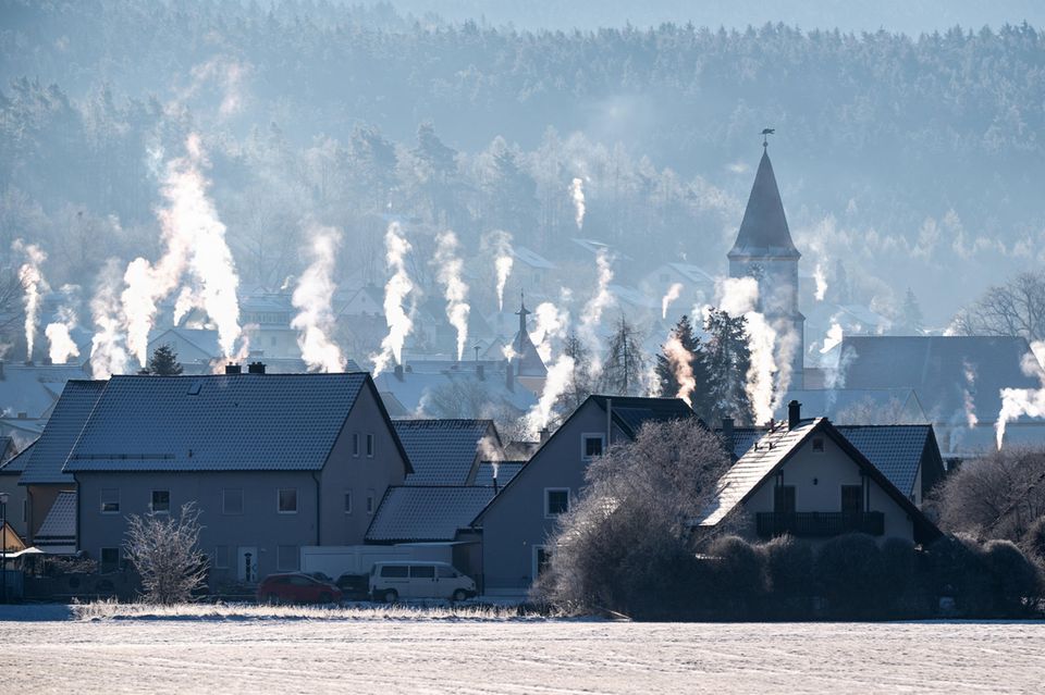 Wohnhäuser mit Rauch aus den Schornsteinen