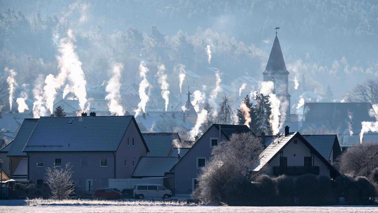 Wohnhäuser mit Rauch aus den Schornsteinen