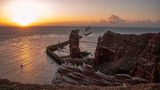 Lange Anna im Abendrot mit Vögeln auf Helgoland