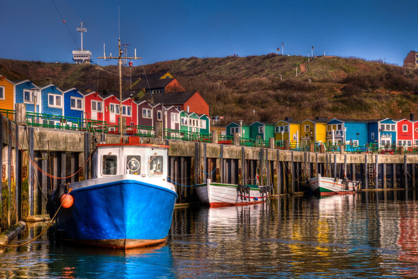 Zu den Hummerbuden Bunte Hummerbuden im Hafen von Helgoland