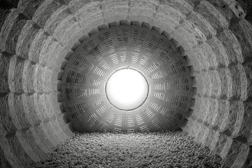 Zement ist ein präzise verarbeiteter Baustoff. In einer Kugelmühle entscheidet sich, welche Materialeigenschaften er erhält: Wie viel Wasser benötigt der Zement? Oder: Wie schnell wird er fest?