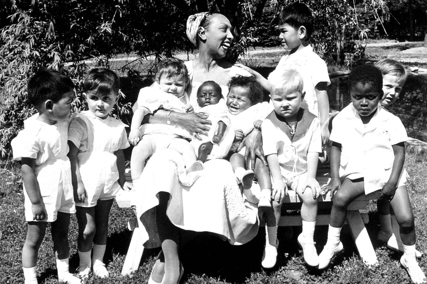 Platz im Panthéon: Kinder gingen aus keiner der Ehen hervor. Josephine Baker konnte selbst keine Kinder bekommen. Diesen Umstand sah Baker als Berufung: Innerhalb von nur elf Jahren adoptierte der Showstar zwölf Kinder aus allen Teilen der Welt. Die zehn Jungen und zwei Mädchen nannte sie ihre "Regenbogenfamilie", Baker wollte ein Zeichen gegen Rassismus und für Mitmenschlichkeit setzen. Die Kinder wuschsen in einem Schloss in der Dordogne als Geschwister auf.  Jan. 12, 2006 - Josephine Baker and kids.K46373. Pix Planete  - ZUMAg49_ 20060112_gaf_g49_170 Copyright: xGlobexPhotosx