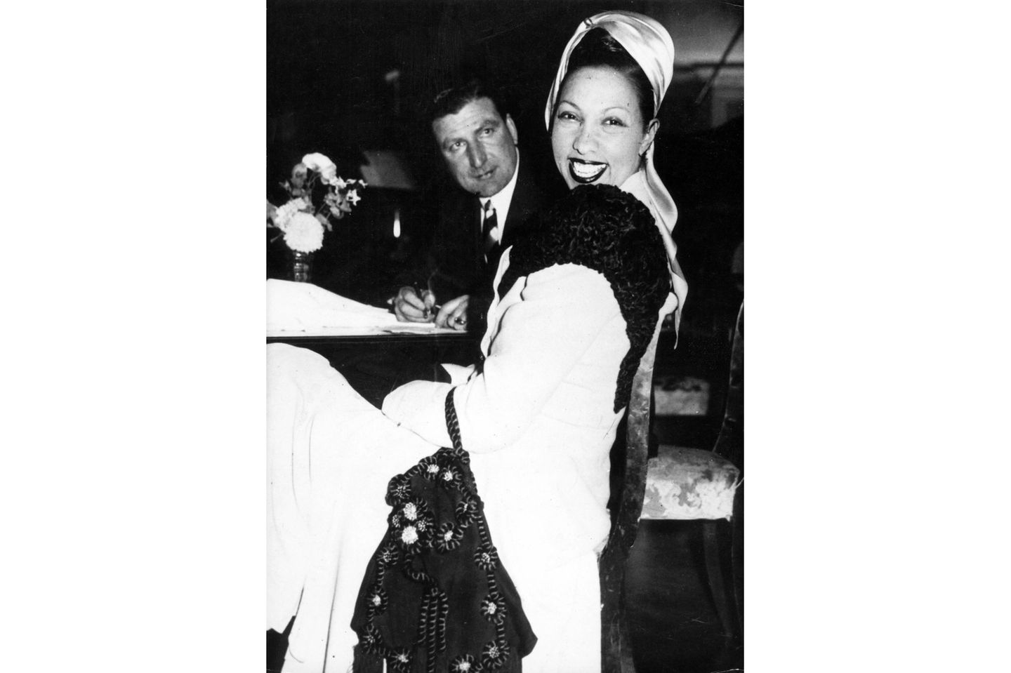 Platz im Panthéon: Josephine Baker war ingesamt fünfmal verheiratet. Die erste, arrangierte Ehe ging nach nur wenigen Wochen in die Brüche - Baker war damals gerade mal 13 Jahre alt. Die zweite Ehe mit Zugbegleiter Willie Baker hielt vier Jahre und Baker nahm aus ihr den Nachnamen mit, den sie zeitlebens tragen sollte. 1927 heiratete Baker ihren späteren Manager Giuseppe Pepito Abatin. Die vierte Ehe mit dem französischen Industriellen Jean Lion brachte ihr im Jahr 1937 die französische Staatsbürgerschaft. Die Ehe wurde fünf Jahre später geschieden. In ihrer fünften Ehe mit dem französischen Orchesterleiter Jo Buillon (Foto) wollte Baker endlich zur Ruhe kommen, die Ehe hielt mehr als zehn Jahre. Bildnummer: 53338049 Datum: 03.01.1937 Copyright: imago/ZUMA/Keystone Jan 03, 1937; Buenos Aires, Argentine; The honey moon of the freindly actress JOSEPHINE BAKER and the orchester chief JO BOUILLON took place in Agentine as a dream come true, after getting married in a small village in France. The picture shows Josephine smiling to the Argentine press while having dinner with her husband at their hotel in Buenos Aires. Buenos Aires Argentina PUBLICATIONxINxGERxONLY kbneg 1937 hoch Bildnummer 53338049 Date 03 01 1937 Copyright Imago Zuma Keystone Jan 03 1937 Buenos Aires Argentine The Honey Moon of The actress Josephine Baker and The Orchestra Chief Jo Bouillon took Place in As a Dream Come True After Getting Married in a Small Village in France The Picture Shows Josephine Smiling to The Argentine Press while Having Dinner With her Husband AT their Hotel in Buenos Aires Buenos Aires Argentina PUBLICATIONxINxGERxONLY Kbneg 1937 vertical