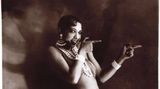  Josephine BAKER Josephine BAKER en costume de scene avec bananes, photographie par par WALERY  pseudo du Conte Ostrorog Stanislaw Julian Ignacy : 1863-1935 vers 1920-1929. Collection IM/KHARBINE-TAPABOR. *** Josephine BAKER Josephine BAKER Josephine BAKER in stage costume with bananas, photo by WALERY pseudo of the Count Ostrorog Stanislaw Julian Ignacy 1863 1935 around 1920 1929 Collection IM KHARBINE TAPABOR PUBLICATIONxINxGERxSUIxAUTxONLY KH51037
