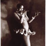  Josephine BAKER Josephine BAKER en costume de scene avec bananes, photographie par par WALERY  pseudo du Conte Ostrorog Stanislaw Julian Ignacy : 1863-1935 vers 1920-1929. Collection IM/KHARBINE-TAPABOR. *** Josephine BAKER Josephine BAKER Josephine BAKER in stage costume with bananas, photo by WALERY pseudo of the Count Ostrorog Stanislaw Julian Ignacy 1863 1935 around 1920 1929 Collection IM KHARBINE TAPABOR PUBLICATIONxINxGERxSUIxAUTxONLY KH51037