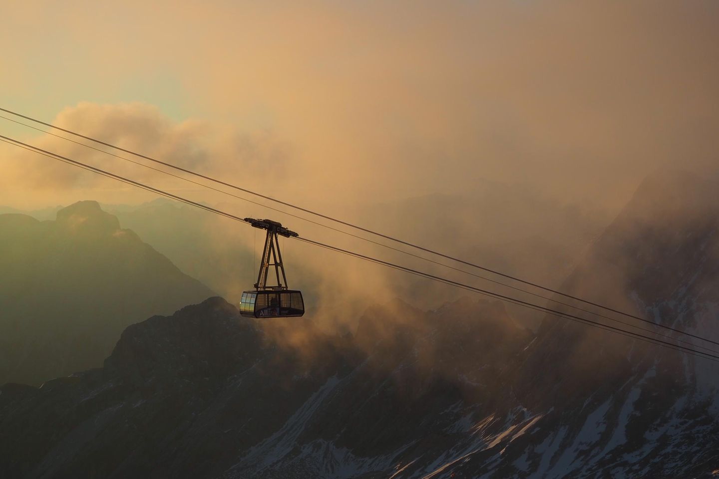 07.11.2021  "Ein mystischer Sonnenaufgang auf 2650 Metern Höhe. Ein Moment der Magie. Ein Moment der Morgenruhe. Ein Moment des Lebens."      Ort: Zugspitze Umweltforschungsstation Schneefernerhaus (Oktober 2021)  Kamera: Olympus OM-D E-M10 Mark III