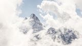 15.11.2021      "Mit der analogen Kamera im Gepäck den ersten Schnee im First gebiet erkunden. Dauerhafter Wolkenbehang, liess auf einen trüben Tag schliessen. Doch für 15 Minuten bei minus acht Grad wurde es ganz warm als das Finsteraarhorn ganz freundlich dreinschaute."  Kamera: Contax 135 Quartz Objektiv: Carl Zeiss Planar 50mm, f1.7 Film: Kodak Portrat 400