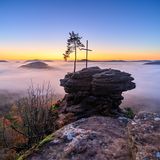 30.11.2021      "Früh aufstehen lohnt sich. Doch wenn um 4 Uhr der Wecker klingelt, will man es selbst nicht wahr haben, aber die Stimmung steigt dann von Minute zu Minute. An dem Morgen hat es etwas länger gedauert, weil nicht ganz klar war, ob der Nebel nicht doch zu hoch sein würde. Oben am Spot angekommen zeigte sich schon in der Dunkelheit ein dicker Nebelteppich, der die ideale Höhe hatte. Und mit zunehmenden Licht war klar, dass dies ein wunderschöner Morgen werden würde. Wenn man solch einen Tagesanbruch erleben darf, dann lohnt sich auf jeden Fall das aufstehen."  Kamera: Kamera Canon EOS 6D Mark II Objektiv Samyang 14mm f/2.8 AF EF 2 Blende 4.5 Belichtungszeit 0,8sek Brennweite 14 mm ISO 100  Mehr Fotos von Rüdiger Hauser