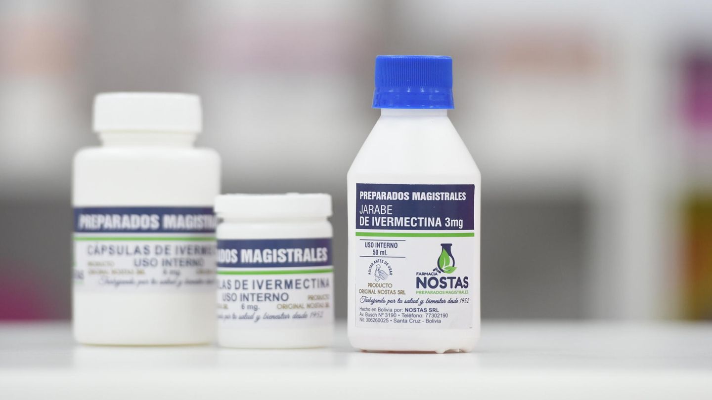 Ivermectin-Kapseln und Ivermectin-Tropfen stehen auf der Theke in einer Apotheke in Bolivien