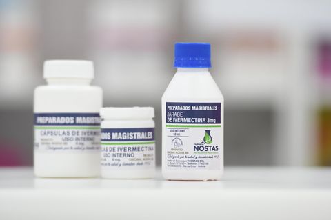 Ivermectin-Kapseln und Ivermectin-Tropfen stehen auf der Theke in einer Apotheke in Bolivien