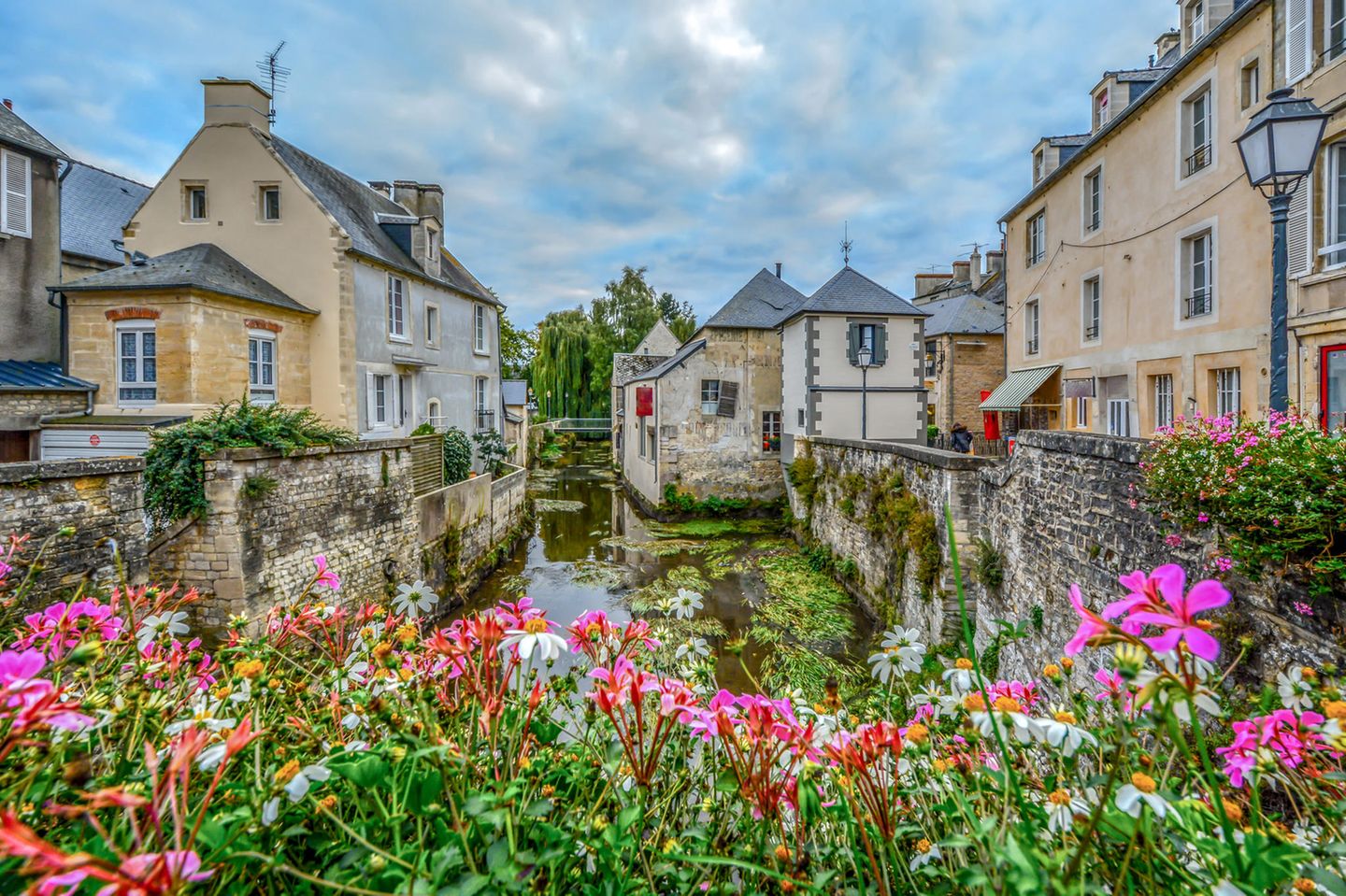 Für Frankreichliebhaber ist der "Reisebildband Secret Citys Frankreich. 60 charmante Städte abseits des Trubels" ein absolutes Muss im Bücherregal! Wer größere Städte wie Paris oder Marseille bereits ausreichend besichtigt hat, macht in diesem Buch sicherlich ein paar neue Entdeckungen. Wie wäre es beispielsweise mit Colmar und Le Mans oder der kleinen Normandie-Gemeinde Bayeux (Bild), in der altertümliche Häuser noch heute das Straßenbild zieren? In diesem Buch finden Reisende noch echte Insidertipps für bezaubernde Städte abseits des großen Trubels und erleben die Orte so auf eine völlig unverfälschte Art und Weise.