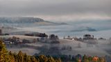 01.12.2021      "Kurz nach Sonnenaufgang im Wechselgebiet bei Mönichkirchen in Niederösterreich. Der Nebel zieht durch die Täler und erzeugt eine mystische Stimmung, die ich versucht habe im Bild festzuhalten. Das relativ frühe Aufstehen an einem Sonntag im November 2021 hat sich für diesen Anblick definitiv gelohnt."      Kamera: Canon EOS 750D, Objektiv Canon EF 70-300mm f/4.0-5.6, NISI Landschaftspolfilter und Stativ. ISO 100 f8 1/40sek 178mm  Mehr Fotos von Thomas Lange