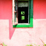 Amsel in einem kleinen Gartenhaus