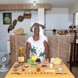 Ana Tulia Gómez  Arepas mit Ei und Rindfleisch (Rezept siehe unten)      Ana Tulia Gómez gewann mit ihren Arepas viele Male das Food-festival von Cartagena. Einmal wurde sie zum Kochen nach Paris eingeladen – ihre erste Fernreise.      Aus Maismehl, etwas Salz und heißem Wasser einen Teig rühren und einige Minuten ruhen lassen. Dann den Teig auf einer sauberen Oberfläche durchkneten, bis er in etwa die Konsistenz von Kartoffelbrei hat. In gleiche Stücke teilen und in der Hand zu flachen Scheiben formen (dabei etwas Teig übrig behalten). Dann gehackte Jalapeño-Chilies, rote Paprika und eine Zwiebel in einer Pfanne gar dünsten, Rinderhack hinzu-fügen und einige Minuten garen. In einem Topf Frittierfett erhitzen (es muss fünf Zentimeter hoch stehen) und die Teigfladen goldbraun frittieren. Abtropfen und abkühlen lassen. Dann schneidet Frau Gómez in die Arepas mit einem scharfen Messer eine Tasche, füllt ein kleines Ei hinein und gibt ein, zwei Esslöffel Fleischfüllung dazu. Mit dem übrigen Teig verschließt sie die Arepas, dann frittiert sie sie noch einmal und serviert sie.