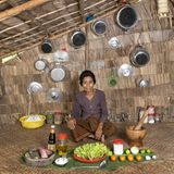 Gnep Tan  Lok Lak (Rezept siehe unten)      Mehrmals fragte der Fotograf nach der Anzahl ihrer Enkel. Die Antwort Gnep Tans lautete immer: »Eine Menge.« Ihr Leben verbringt die 73-Jährige in einem Fischerdorf, auf fast zwei Meter Höhe in einem Pfahlbau, ohne fließendes Wasser, ohne Strom.      Rindfleisch aus der Hüfte sehr dünn schneiden. Eine Marinade aus gehacktem Knoblauch, Pfeffer, Salz und Zucker, etwas Sojasoße und Öl anrühren. Das Fleisch eine Stunde einlegen. In der Zwischenzeit weiteren gemahlenen Pfeffer (in Kambodscha wächst Kampot-Pfeffer, der beste der Welt!), Zucker, Salz und etwas gehackten Knoblauch vermischen. Im sehr heißen Wok zunächst Zwiebelstreifen fünf Minuten in Öl schwenken, dann mit dem Fleisch (ohne Marinade!) drei weitere Minuten rührbraten. Die Mischung auf ein Bett aus Salat und Tomaten legen. Ganz kurz vor dem Servieren Limetten über der Pfeffer-Knoblauch-Mischung ausdrücken, vermischen und über das Fleisch gießen. Als Gabel dient ein Salatblatt.