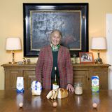 Doris Russell  Arme Ritter (Rezept siehe unten)      Eine Tochter aus bestem Hause heiratet einen Gutsherrn – klingt märchenhaft. Leider starb Doris Russells erster Mann früh; und so bewirtschaftete sie ihren Besitz nahe Köln lange allein. Nach einer zweiten Ehe ist ein Wasserschlösschen Treffpunkt der großen Familie. Die 86-Jährige brät "Arme Ritter", das zeugt von edler Ironie.      Ein Klassiker des Rheinlandes, der anderswo auf der Welt schnöde „French Toast“ heißt. Frau Russell macht die Armen Ritter so: Zwei Schüsseln neben einen Teller stellen. In der ersten Schüssel eine Ei-Milch-Mischung mit etwas Zucker und, nach Belieben, einem Hauch Zimt verquirlen. In die zweite Schüssel kommen verschlagene Eier, der Teller wird mit Semmelbröseln befüllt. Nun lässt Frau Russell Weißbrotscheiben die Ei-Milch-Mischung aufsaugen, taucht sie dann in die Eier und wälzt sie schließlich in den Bröseln. Dann brät sie die Scheiben in Butter, bis sie gülden leuchten. Die Soße bereitet sie währenddessen: Verschlagene Eier mit etwas Wein, etwas Mehl und ordentlich Zucker vermischen und kochen, bis die Sache sämig wird. So ähnlich wurde diese Mahlzeit schon im 14. Jahrhundert bereitet.