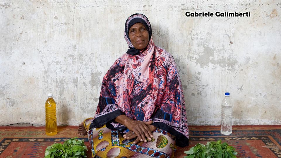 Für sein Buch "In her Kitchen" besuchte Gabriele Galimberti mehr als 50 Großmütter in aller Welt, fotografierte sie in ihren Küchen und zeichnete ihre Rezepte auf. Das Buch ist auf Englisch (mit ausführlichen Rezepten) für 28,99 Euro erhältlich