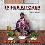 Für sein Buch "In her Kitchen" besuchte Gabriele Galimberti mehr als 50 Großmütter in aller Welt, fotografierte sie in ihren Küchen und zeichnete ihre Rezepte auf. Das Buch ist auf Englisch (mit ausführlichen Rezepten) für 28,99 Euro erhältlich