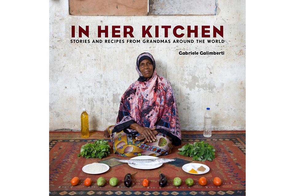 Für sein Buch "In her Kitchen" besuchte Gabriele Galimberti mehr als 50 Großmütter in aller Welt, fotografierte sie in ihren Küchen und zeichnete ihre Rezepte auf. Das Buch ist auf Englisch (mit ausführlichen Rezepten) für 28,99 Euro erhältlich