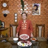 Grace Estibero  Chicken Vindaloo (Rezept siehe unten)      Die 82-Jährige lebt im Norden von Mumbai, bei einem ihrer Söhne und dessen Familie. Aufgewachsen ist Grace Estibero im südindischen Goa, wie die meisten dort hat sie portugiesische Vorfahren. Ihr Gericht passt dazu: Die Zubereitungsart wurde von Portugiesen in die indische Küche eingeführt.      Frau Estibero kocht üblicherweise für sechs Personen, da braucht es schon acht Hühner-Oberschenkel, in bissgroße Stücke gehackt. Zunächst bereitet sie die Masala-Soße: Getrocknete rote Chilischoten in den Mixer, dazu eine rote Zwiebel, grüne Chilies, Zimt, Knoblauch, Ingwer, Kreuzkümmel, Knoblauch (mindestens 10 Zehen!), schwarzen Pfeffer, Kurkuma (Gelbwurz), Tamarindenpaste und Zucker. Alles mit so viel Wasser pürieren, dass die Soße schön sämig wird. Eine gehackte Zwiebel in einer großen, am besten gusseisernen Pfanne goldbraun dünsten, dann mit der Soße vermischen. Huhn einlegen und gar schmoren – das dauert etwa 20 Minuten.