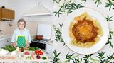 Marisa Batini  Mangold-Ricotta-Ravioli mit Fleischsoße (Rezept siehe unten)      Natürlich hat der Italiener Gabriele Galimberti auch die eigene Oma fotografiert. Dabei bekochte Marisa Batini, 80, ihren Enkel gar nicht so oft. Er weiß aber noch genau, wie sie ihn – und die ganze Familie – dazu anhielt, den Teig für ihre geliebten Ravioli per Hand auszurollen.      Aus enthäuteten Tomaten, Petersilie, angeschwitzten Sellerie-, Möhren- und Zwiebelwürfeln und dem Rinderhack eine Soße bereiten – sie muss lange (drei Stunden!) simmern. Währenddessen aus Mehl, drei Eiern und Olivenöl einen Teig kneten. Während dieser ruht, den Mangold weichkochen (ca. 15 Minuten). Dann den Mangold und Ricotta hacken, mit dem restlichen Ei und etwas Parmesan zu einer Füllung vermischen – etwas Muskatnuss kann nicht schaden. Den ausgerollten Teig in passende Rechtecke schneiden, etwa einen Esslöffel Füllung auf ein Rechteck geben und mit einem anderen Rechteck verschließen. Die fertigen Ravioli al dente kochen, mit der Fleischsoße servieren – und mit etwas Parmesan bestreuen.