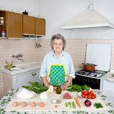 Marisa Batini  Mangold-Ricotta-Ravioli mit Fleischsoße (Rezept siehe unten)      Natürlich hat der Italiener Gabriele Galimberti auch die eigene Oma fotografiert. Dabei bekochte Marisa Batini, 80, ihren Enkel gar nicht so oft. Er weiß aber noch genau, wie sie ihn – und die ganze Familie – dazu anhielt, den Teig für ihre geliebten Ravioli per Hand auszurollen.      Aus enthäuteten Tomaten, Petersilie, angeschwitzten Sellerie-, Möhren- und Zwiebelwürfeln und dem Rinderhack eine Soße bereiten – sie muss lange (drei Stunden!) simmern. Währenddessen aus Mehl, drei Eiern und Olivenöl einen Teig kneten. Während dieser ruht, den Mangold weichkochen (ca. 15 Minuten). Dann den Mangold und Ricotta hacken, mit dem restlichen Ei und etwas Parmesan zu einer Füllung vermischen – etwas Muskatnuss kann nicht schaden. Den ausgerollten Teig in passende Rechtecke schneiden, etwa einen Esslöffel Füllung auf ein Rechteck geben und mit einem anderen Rechteck verschließen. Die fertigen Ravioli al dente kochen, mit der Fleischsoße servieren – und mit etwas Parmesan bestreuen.