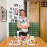 Grace Estibero  Chicken Vindaloo (Rezept siehe unten)      Die 82-Jährige lebt im Norden von Mumbai, bei einem ihrer Söhne und dessen Familie. Aufgewachsen ist Grace Estibero im südindischen Goa, wie die meisten dort hat sie portugiesische Vorfahren. Ihr Gericht passt dazu: Die Zubereitungsart wurde von Portugiesen in die indische Küche eingeführt.      Frau Estibero kocht üblicherweise für sechs Personen, da braucht es schon acht Hühner-Oberschenkel, in bissgroße Stücke gehackt. Zunächst bereitet sie die Masala-Soße: Getrocknete rote Chilischoten in den Mixer, dazu eine rote Zwiebel, grüne Chilies, Zimt, Knoblauch, Ingwer, Kreuzkümmel, Knoblauch (mindestens 10 Zehen!), schwarzen Pfeffer, Kurkuma (Gelbwurz), Tamarindenpaste und Zucker. Alles mit so viel Wasser pürieren, dass die Soße schön sämig wird. Eine gehackte Zwiebel in einer großen, am besten gusseisernen Pfanne goldbraun dünsten, dann mit der Soße vermischen. Huhn einlegen und gar schmoren – das dauert etwa 20 Minuten.