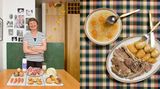 Grace Estibero  Chicken Vindaloo (Rezept siehe unten)      Die 82-Jährige lebt im Norden von Mumbai, bei einem ihrer Söhne und dessen Familie. Aufgewachsen ist Grace Estibero im südindischen Goa, wie die meisten dort hat sie portugiesische Vorfahren. Ihr Gericht passt dazu: Die Zubereitungsart wurde von Portugiesen in die indische Küche eingeführt.      Frau Estibero kocht üblicherweise für sechs Personen, da braucht es schon acht Hühner-Oberschenkel, in bissgroße Stücke gehackt. Zunächst bereitet sie die Masala-Soße: Getrocknete rote Chilischoten in den Mixer, dazu eine rote Zwiebel, grüne Chilies, Zimt, Knoblauch, Ingwer, Kreuzkümmel, Knoblauch (mindestens 10 Zehen!), schwarzen Pfeffer, Kurkuma (Gelbwurz), Tamarindenpaste und Zucker. Alles mit so viel Wasser pürieren, dass die Soße schön sämig wird. Eine gehackte Zwiebel in einer großen, am besten gusseisernen Pfanne goldbraun dünsten, dann mit der Soße vermischen. Huhn einlegen und gar schmoren – das dauert etwa 20 Minuten.