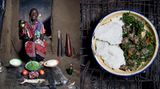 Normita Sambu Arap  Mboga und Ugali – Polenta mit Gemüse und Ziege (Rezept siehe unten)      In einem Dorf in Südkenia, in einer Lehmhütte, steht Normita Sambu Araps Herd: vier Steine, darüber ein Rost, darunter ein immer brennendes Feuer. Frau Arap, 65, ist die neunte Frau eines Massai-Häuptlings und die Älteste im Dorf, dort leben auch ihre 19 Kinder und über 40 Enkel. Ihr Rezept ist aber für sechs Personen.      Das Ziegenfleisch (insgesamt drei Kilogramm zerkleinerte Schulter) wird in Salzwasser eingelegt. Nach vier Stunden kommt das Fleisch aus der Salzbrühe und wird abgespült. Dann braucht es den großen Topf: Zunächst gewürfelte Tomaten in Rinderfett (Öl geht auch) weichdünsten, das Fleisch sowie nach und nach zwei Pfund Blattkohl (ein glatter Verwandter des Grünkohls) hinzufügen und gut zwei Stunden garen. Die Polenta macht Frau Arap entspannt nebenher in Topf Nr. 2: Nach und nach Maismehl in kochendes Salzwasser rühren (und alle Klümpchen zerschlagen), bis die Masse am Löffel kleben bleibt. Etwas abkühlen und zusammen mit dem Fleisch und dem Gemüse servieren.