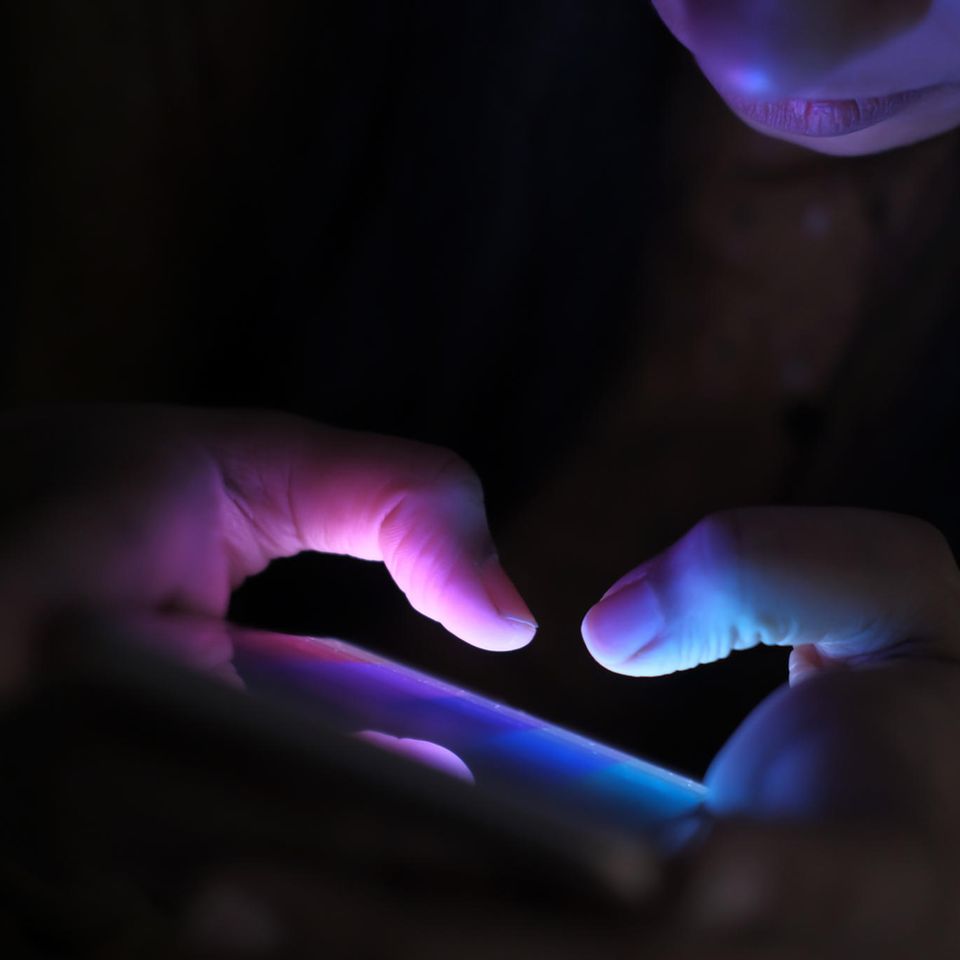 Alles zu viel: Nicht wenige Menschen werden eher von ihrem Smartphone gesteuert als umgekehrt. Wie gelingt ein souveräner Umgang? 