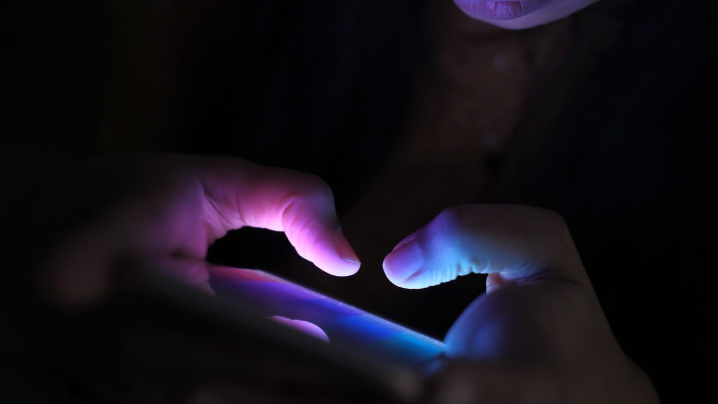 Mediennutzung: Alles zu viel: Nicht wenige Menschen werden eher von ihrem Smartphone gesteuert als umgekehrt. Wie gelingt ein souveräner Umgang? Alles zu viel: Nicht wenige Menschen werden eher von ihrem Smartphone gesteuert als umgekehrt. Wie gelingt ein souveräner Umgang?