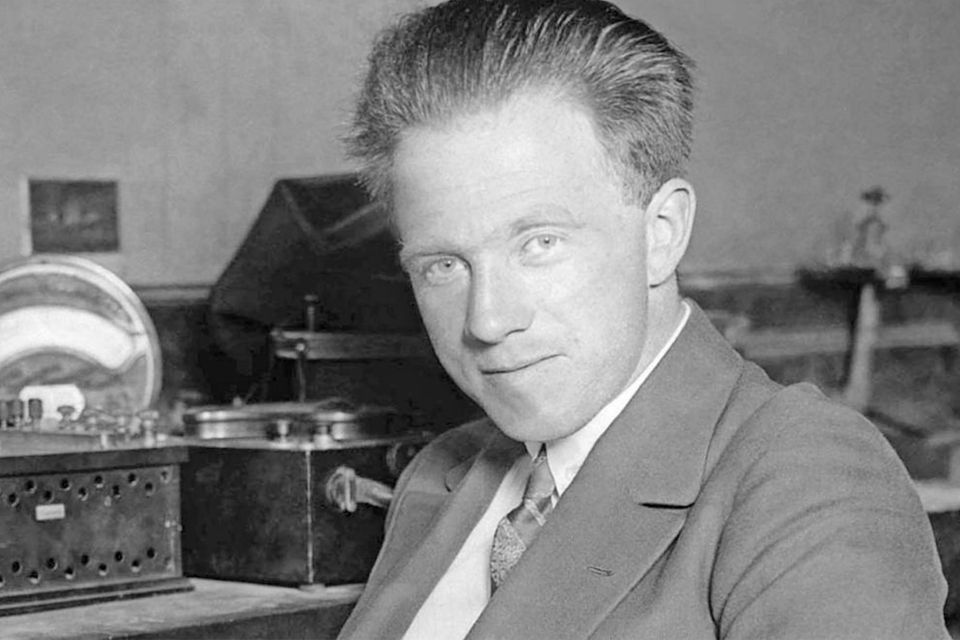 Werner Heisenberg war gerade einmal 25 Jahre alt, als er im Winter 1926/27 die bis dahin gültigen Erkenntnisse der Physik auf den Kopf stellt (im Bild etwa zehn Jahre später) 1.7871