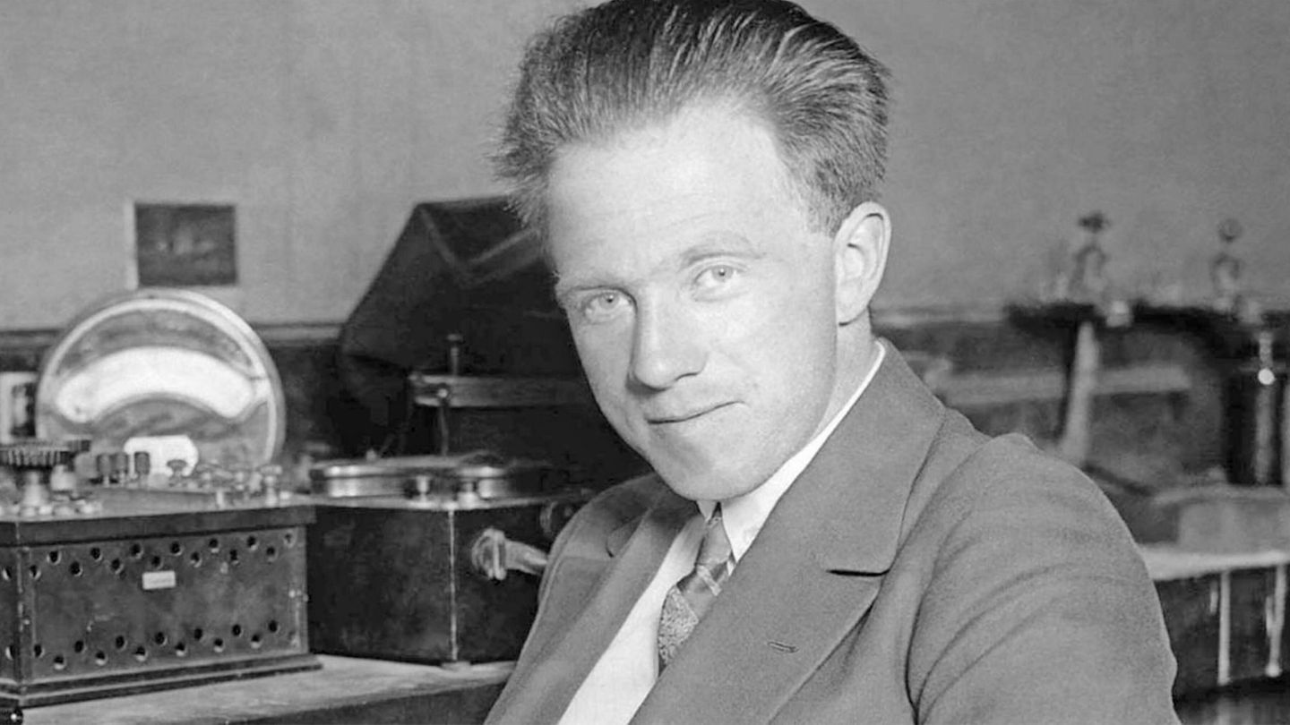 Werner Heisenberg war gerade einmal 25 Jahre alt, als er im Winter 1926/27 die bis dahin gültigen Erkenntnisse der Physik auf den Kopf stellt (im Bild etwa zehn Jahre später)