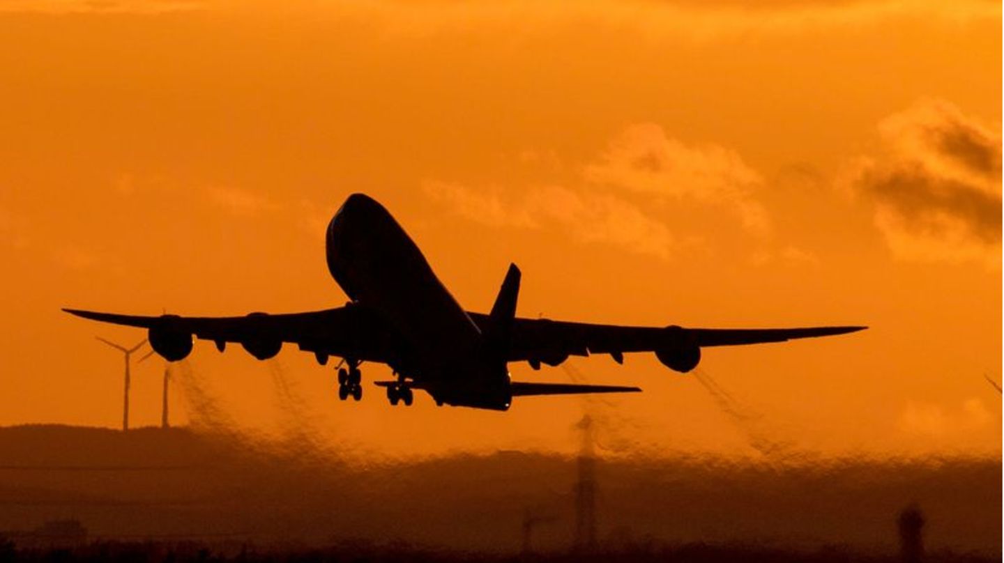 Ein Flieger hebt ab in den Sonnenuntergang am Flughafen Frankfurt
