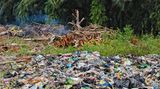 Plastik unter Palmen: Rund um das Dorf türmen sich Tüten und Verpackungen