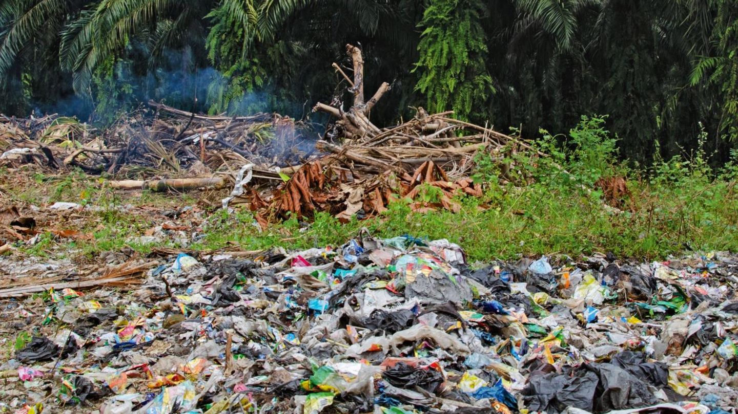 Plastik unter Palmen: Rund um das Dorf türmen sich Tüten und Verpackungen