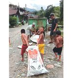 Weg mit dem Müll! Ob Kinder oder Erwachsene – in Bukit Lawang packen alle mit an.