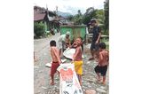 Weg mit dem Müll! Ob Kinder oder Erwachsene – in Bukit Lawang packen alle mit an.