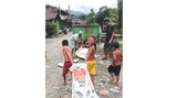 Weg mit dem Müll! Ob Kinder oder Erwachsene – in Bukit Lawang packen alle mit an.
