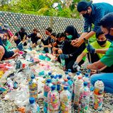 Die Dorfbewohnerinnen und -bewohner sor­tieren und trocknen den Plastikabfall. Dann stopfen sie ihn in Flaschen, bis diese proppenvoll und schwer wie Ziegelsteine sind.