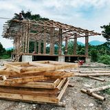 Nachwachsender Rohstoff: Bambus sprießt auf Sumatra überall. Weil die holzigen Stangen sehr stabil sind, dienen sie als Grundgerüst für das neue Bildungszentrum.