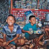 Wegen Überfüllung geschlossen: Lange wurden die Eco­bricks im Café gesammelt. Als dieses aus allen Nähten platzte, wurde ein eigenes Lager dafür gebaut. Aus einer halben Million Ökoziegel soll bis Ende des Jahres das größte Recycling-Dorf der Welt entstehen.