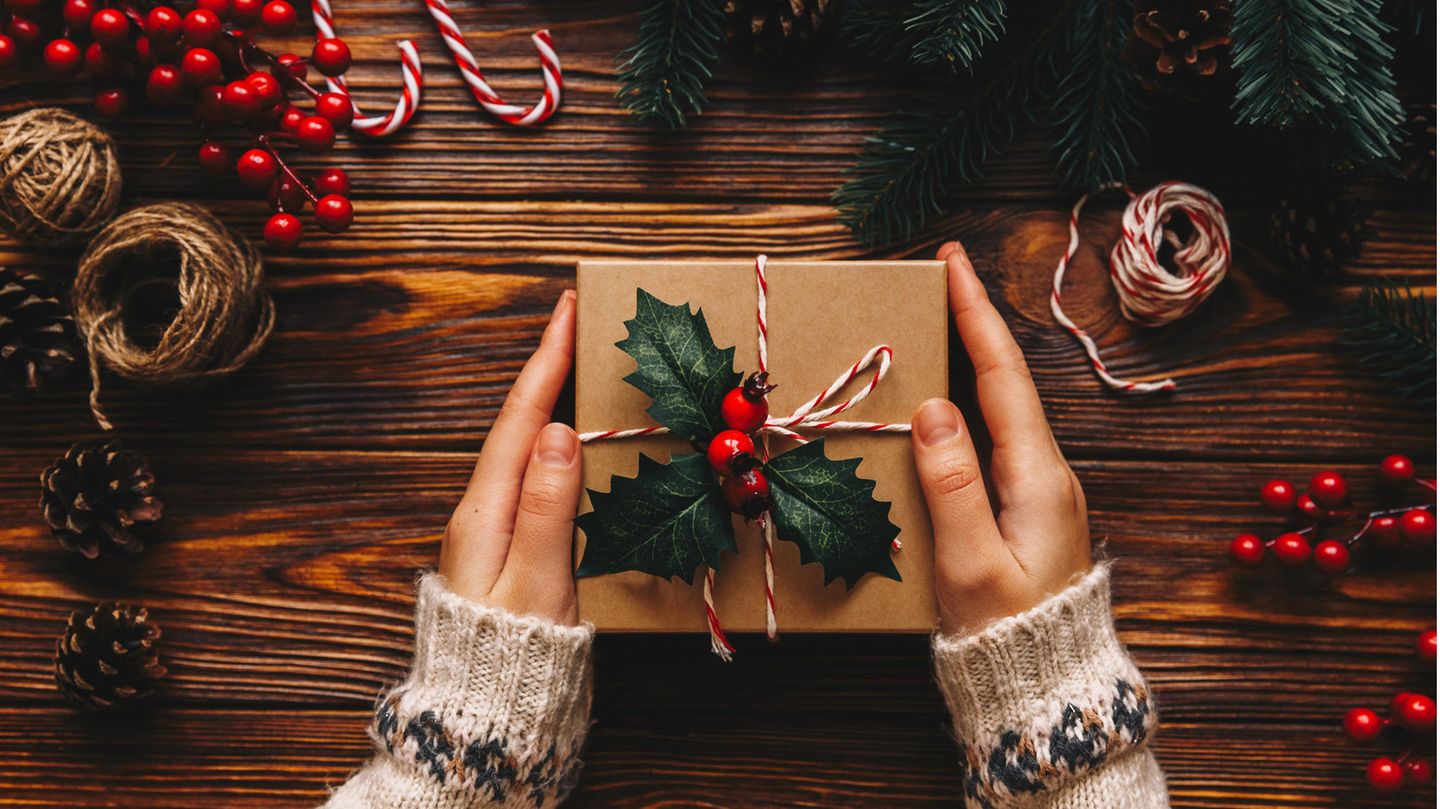 Hände halten ein Weihnachtsgeschenk