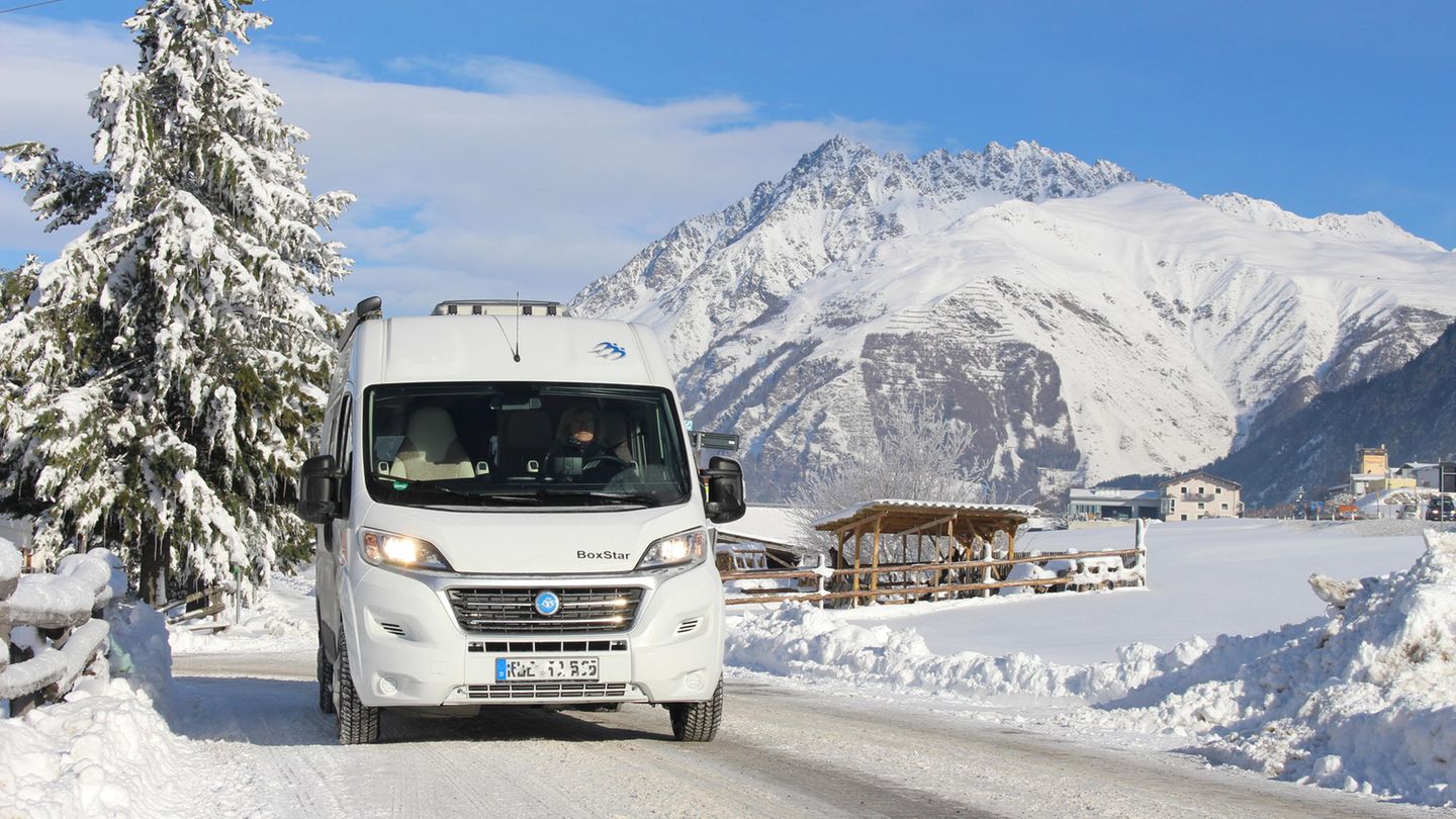 Wohnmobil bei Eis und Schnee auf der Straße